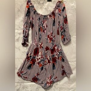 One ❤️ Clothing Woman’s Purple Floral Jumpsuit Shorts sz S
